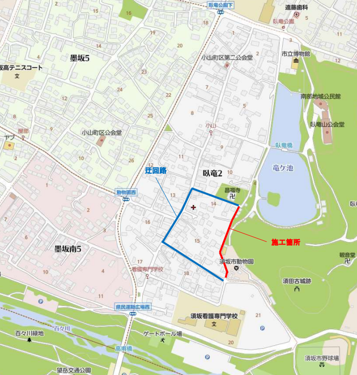 工事個所と、「う回路」の地図。工事個所は臥竜公園西側のしょうふく寺から動物園西側を通り看護専門学校裏へ続く道。