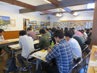 長机が3列、2列に並んだパイプ椅子に長野工業高等専門学校の建築設計製図5年生達が資料を広げて座っている蔵のまち観光交流センター授業の様子の写真
