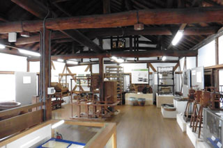 須坂市博物館の養蚕・製糸業に関する資料が展示された、まゆぐら館内写真