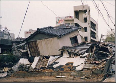瓦屋根の2階建の住宅が倒壊した被災建物の写真