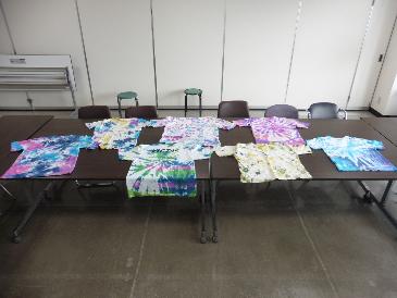 絞り染めで作ったTシャツの展示