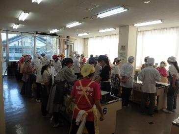 県立大の生徒たちの調理実習の様子写真