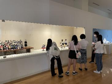 世界の民俗人形博物館の中を見学する生徒たちの写真