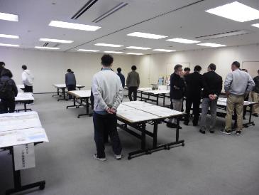 各学校の成果発表パネルを見て回る様子