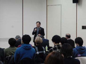 講評を聞く様子