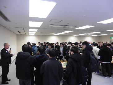 交流会で三木市長の話にみみを傾ける様子