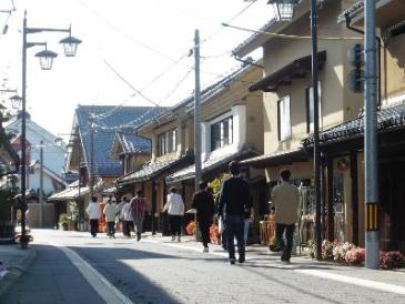 街区の再生授業の様子写真、すざかの蔵の町を歩いて見学している