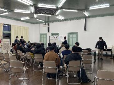 旧上高井郡役所のホールでの授業の様子写真