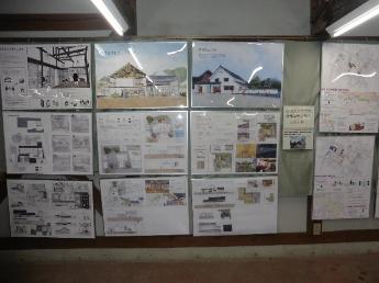 信州大学工学部3年生の作品を拡大印刷しパネルにしたものを壁にかけて展示している写真