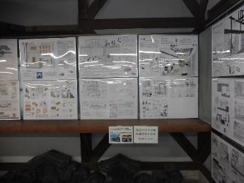 同じく、信州大学工学部3年生の作品を拡大印刷しパネルにしたものを壁にかけて展示している写真