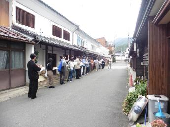 蔵の通りの青木小路で説明を聞く学生たち