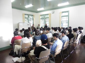 旧上高井郡役所で説明を聞く学生たち