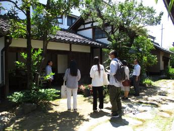 須坂クラシック美術館を訪れ、建物などの説明を聞く県立大学グローバルマネジメント学部の生徒たち