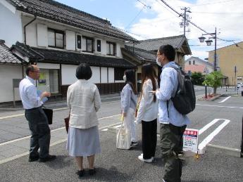 須坂クラシック美術館の外で蔵の街並みの説明を聞く生徒たち