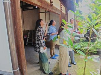 旧小田切家住宅を訪れ、建物の説明を聞く県立大学グローバルマネジメント学部の生徒たち