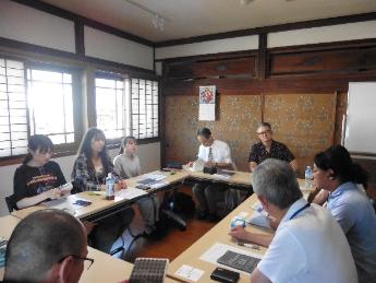 旧小田切家住宅での授業をする県立大学グローバルマネジメント学部の生徒たち