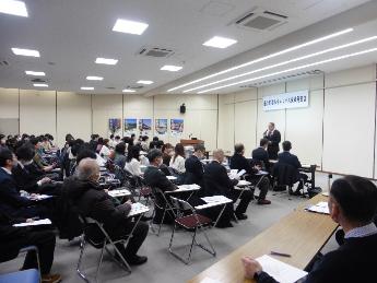 シルキーホールで行われた成果発表会、大勢の関係者が参加した学生の前での発表