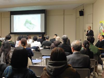 シルキーホールで行われた成果発表会、大勢の関係者が参加した学生の前での発表3枚目