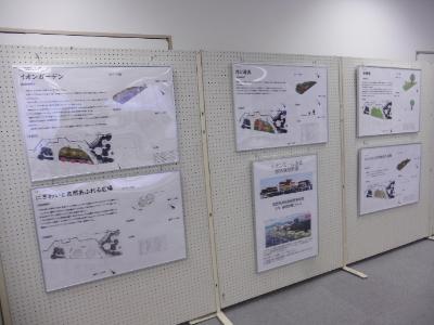 シルキーホールで行われた成果発表会、成果物のパネルを展示