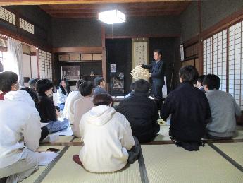 「民家の再生」「民家と工芸」の授業で旧越家住宅で説明を受ける学生たちの写真