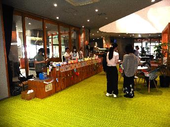 「ぼーた」で和菓子の販売イベントを行う清泉女学院大学の生徒たちの写真