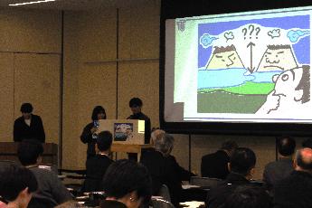 成果発表会で昔ばなしの紙芝居を発表する学生の様子写真