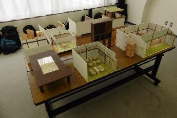 学生が作った民家の模型の展示写真