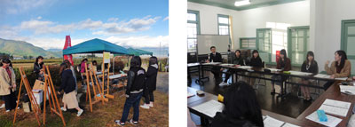 左：青空と奥に山脈が見える広場で、学生数人と木製のイーゼルが数本置かれその隣に緑色の屋根のテントが設置されている写真、右：細長いロの形になっている長机に沿うように参加者が座り資料を見ながら意見交換している様子の写真