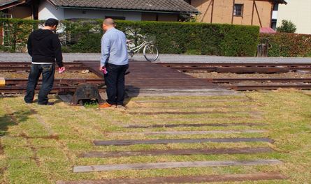 芝生と枕木を利用して歩道を作った整備後の写真