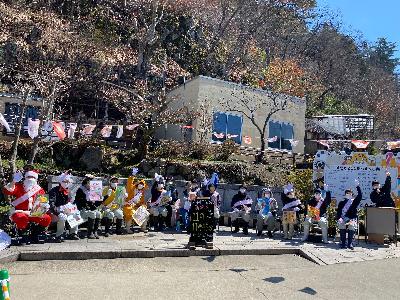 飼育員がコスプレして座っている写真