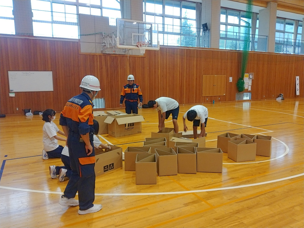 段ボールベッド組み立て訓練