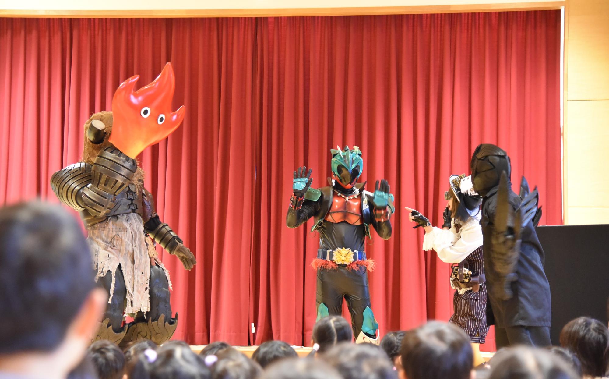 スザカイザーと仲間たちが園児も前でショーをしている写真