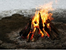 くべられた薪よりも高く炎があがっているたき火