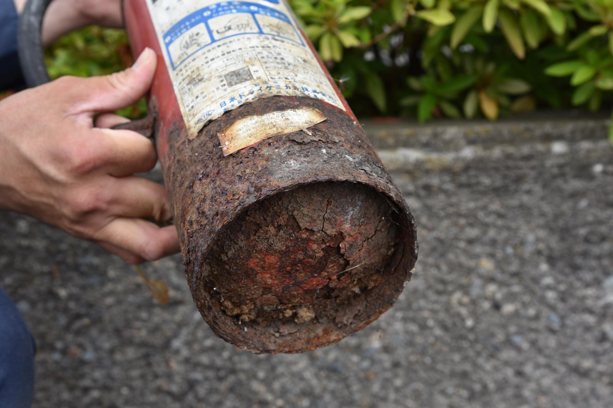 底が腐食している消火器の写真