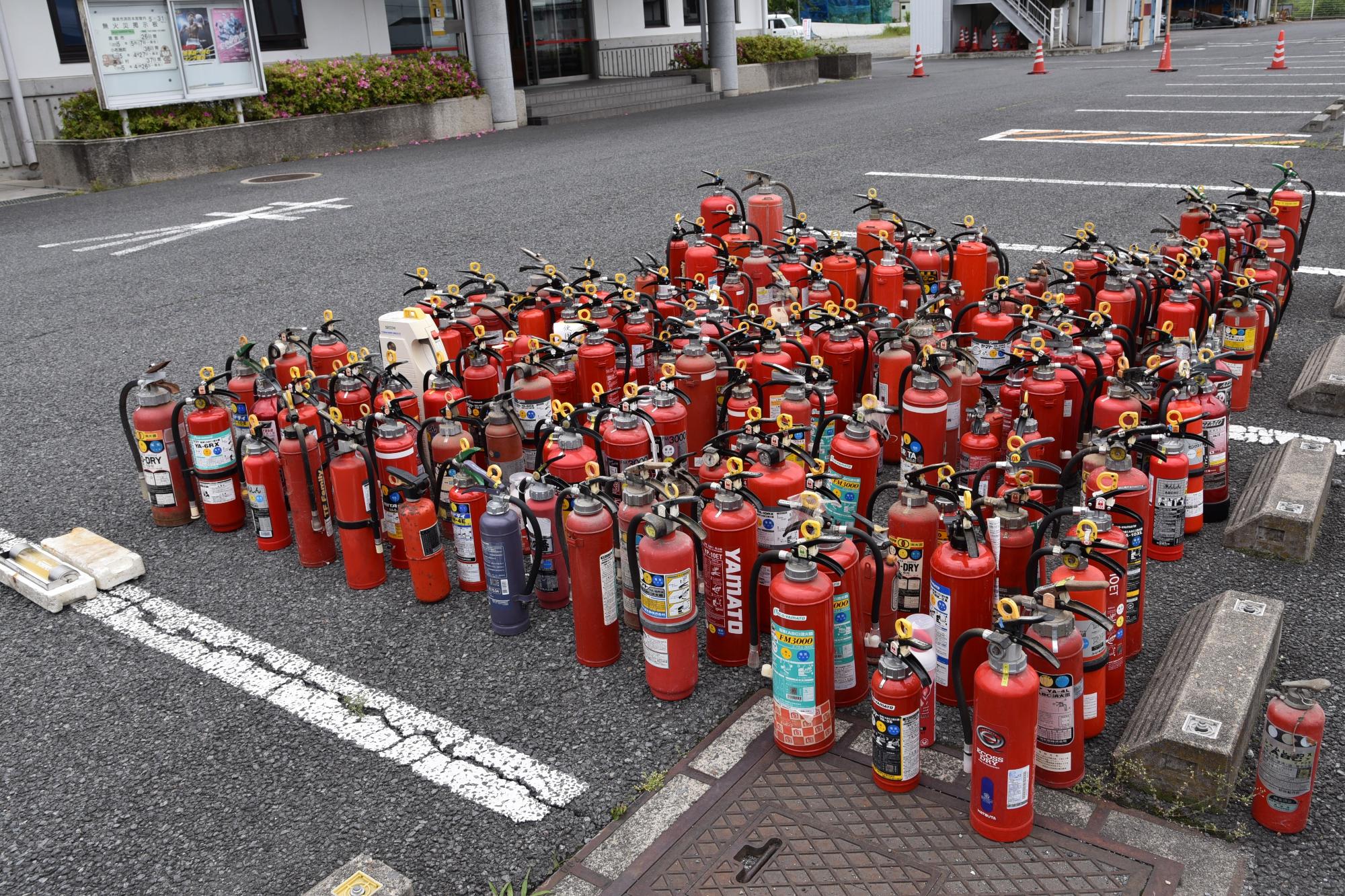 回収された218本の古い消火器