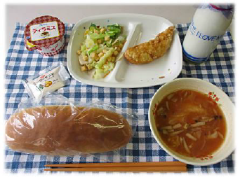 コッペパンやサラダ、牛乳などの給食の写真