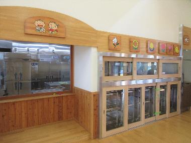 園児が給食をつくっているのを見れるように、給食室に向かって左側には低めの大きな窓があります。右側には各クラスへ給食が提供されるための窓があります。