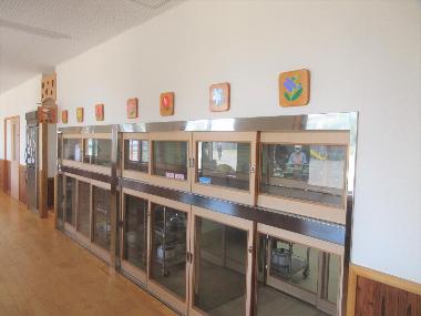 北旭ケ丘保育園調理室前がガラス張りになっていて、給食を作る様子が園児からも見える。