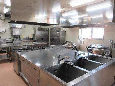 須坂保育園給食室内、よく磨き上げられ、清潔に保たれている給食室。園児たちの給食が毎日作られる場所。