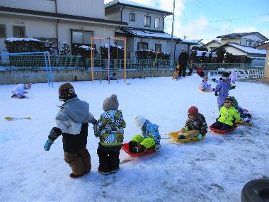 須坂保育園雪遊び、雪が積もった日は、スキー用のジャンバー、ズボン、ブーツをはき、広い園庭で雪遊び。