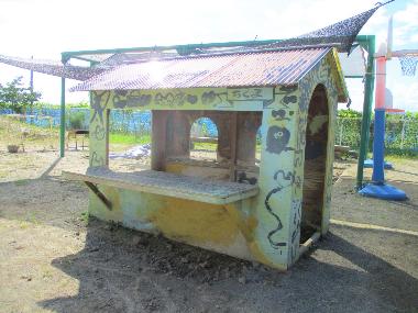 園庭にある木製の小屋で、木で手作りで作られています。小屋は園児たちにより黄色にペイントされ、絵も描かれています。