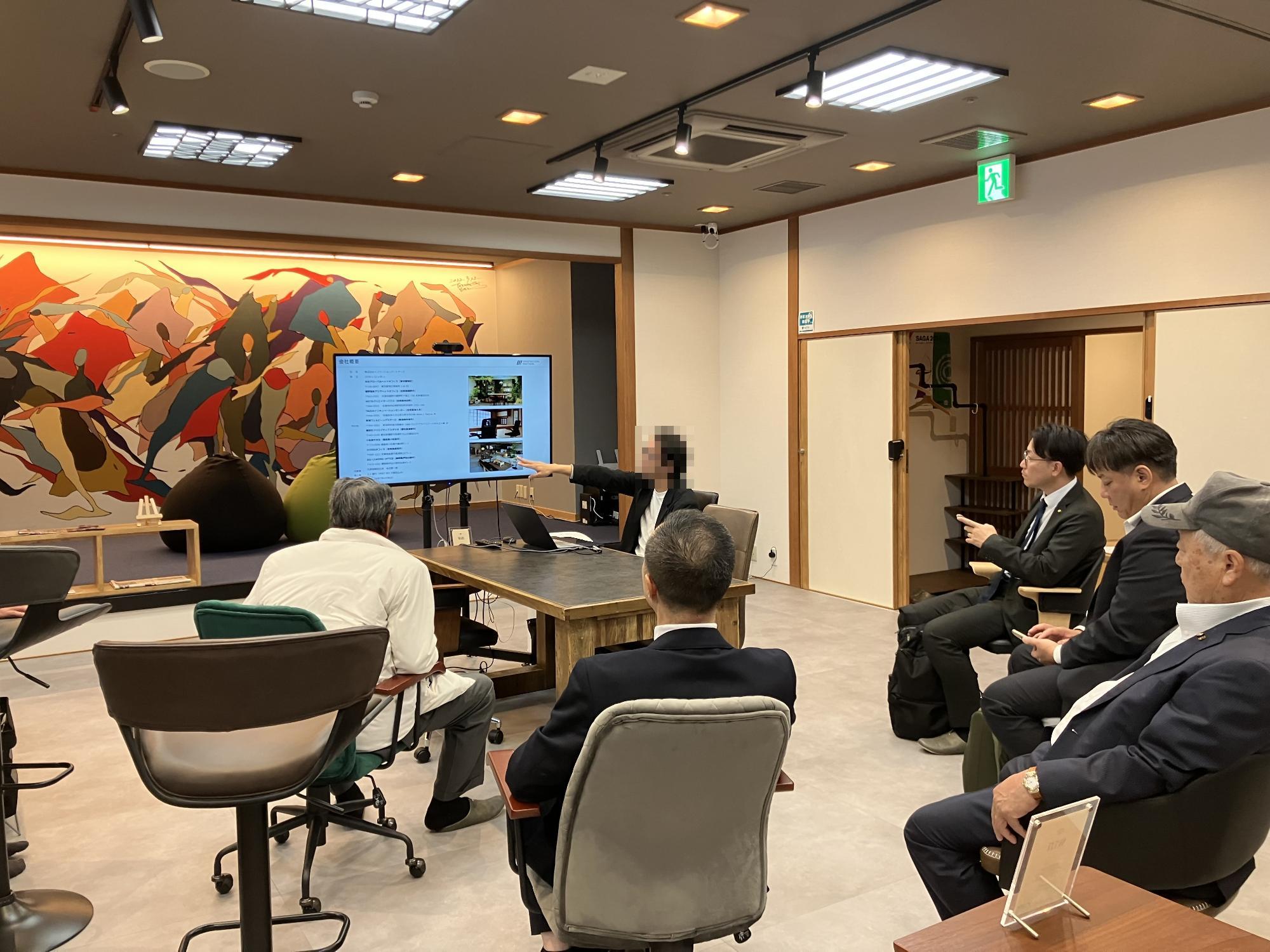 サテライトオフィスを開設した施設「天山多久温泉TAQUA」の現地視察を行い、進出企業から施設の案内、取組の説明を伺った。