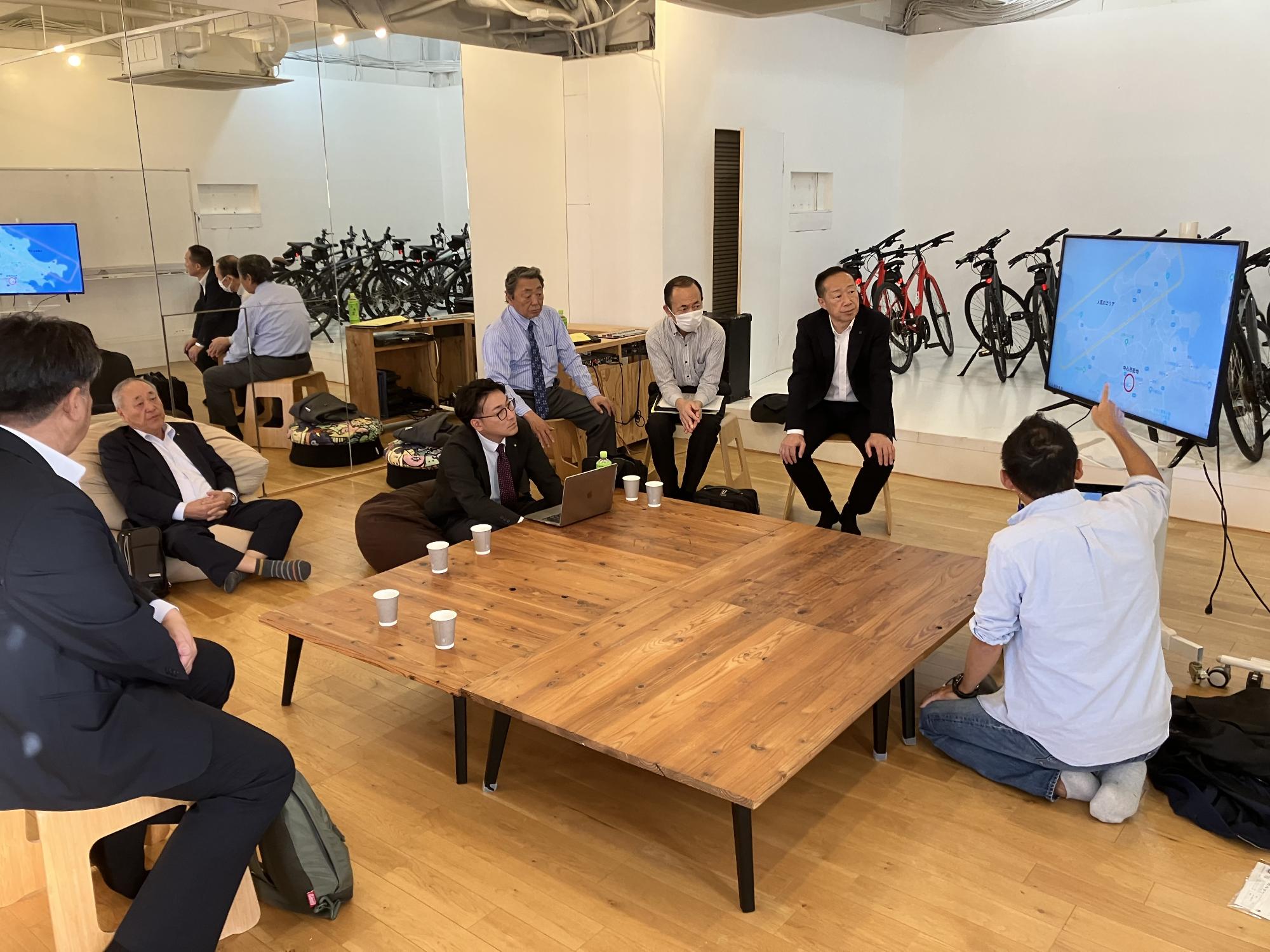 糸島市役所での視察後、民設民営の未来型公民館ともいえる施設、オープンコミュニティスペース「みんなの」を視察し、施設の運営者から中心市街地活性化の取組について、説明を伺う。