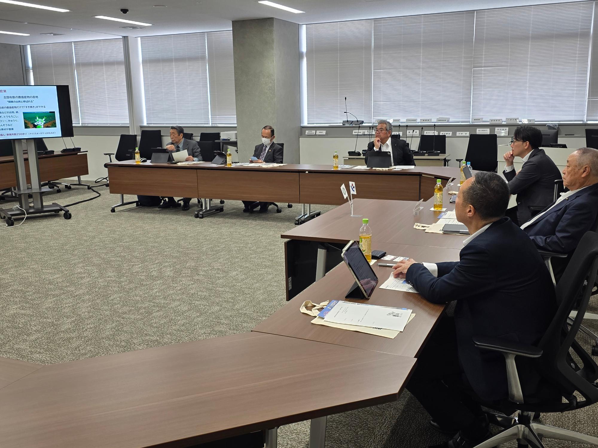 深谷市役所において、アグリテック戦略について説明を伺う。