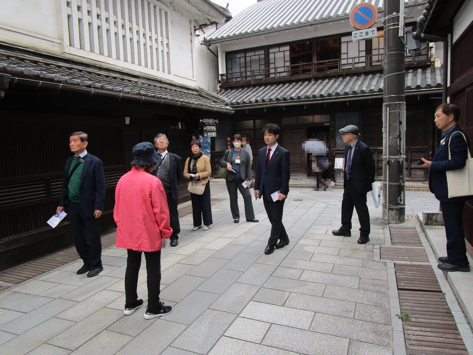 重伝建地区の現地視察において、街並みガイドにより丁寧な説明を受けた。