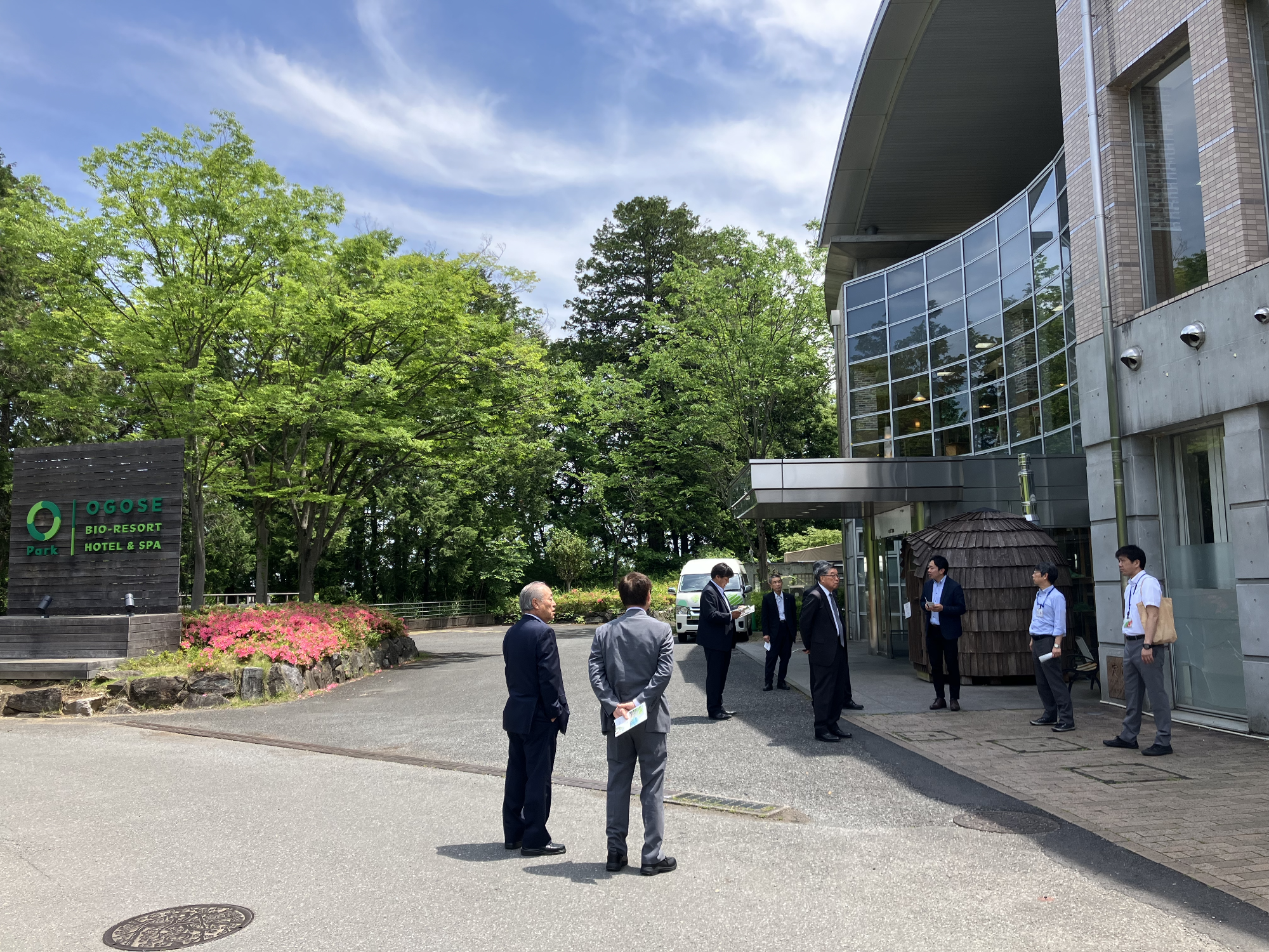 埼玉県越生町のオーパークおごせの入口で事業者から説明を受ける経済建設委員の後ろ姿。