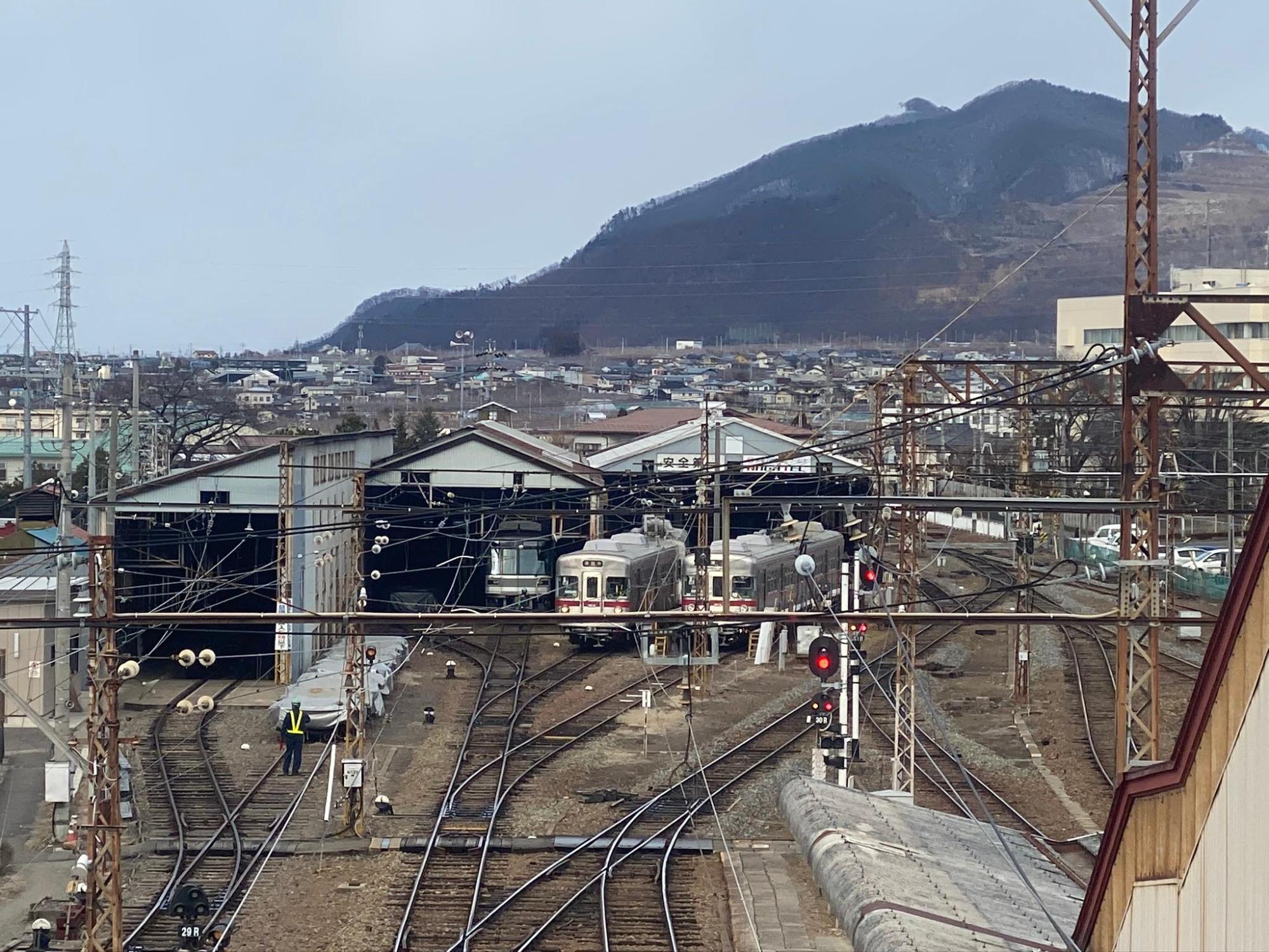 須坂駅車両倉庫を須坂駅の二階から撮影。線路と倉庫、電車が入り組む。