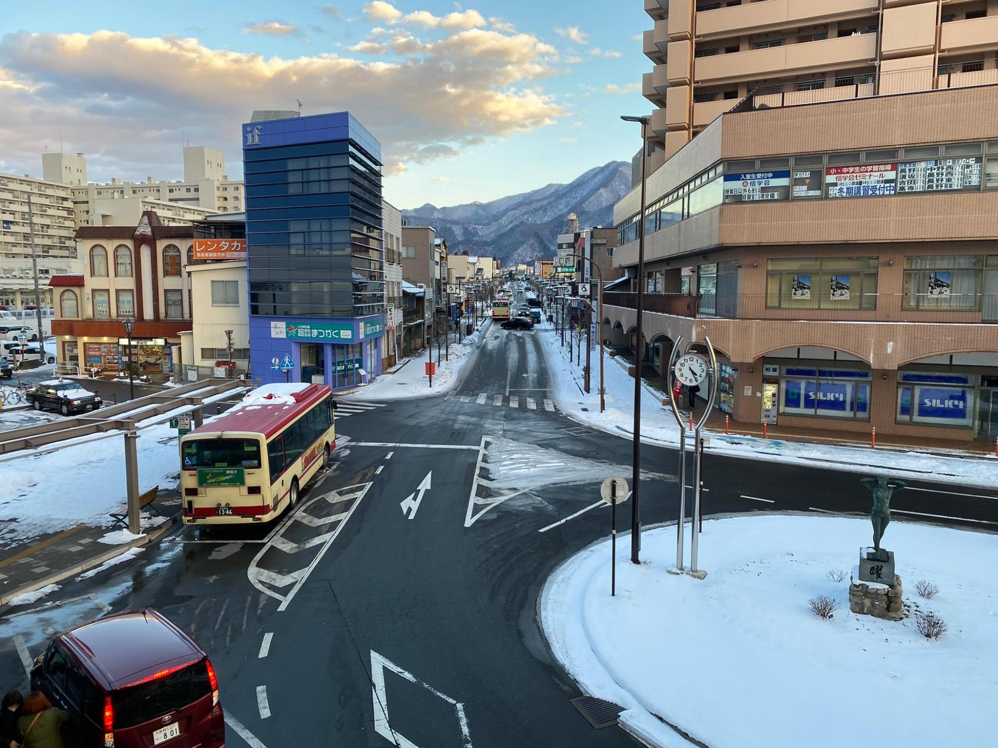 雪解けの須坂駅前ロータリー