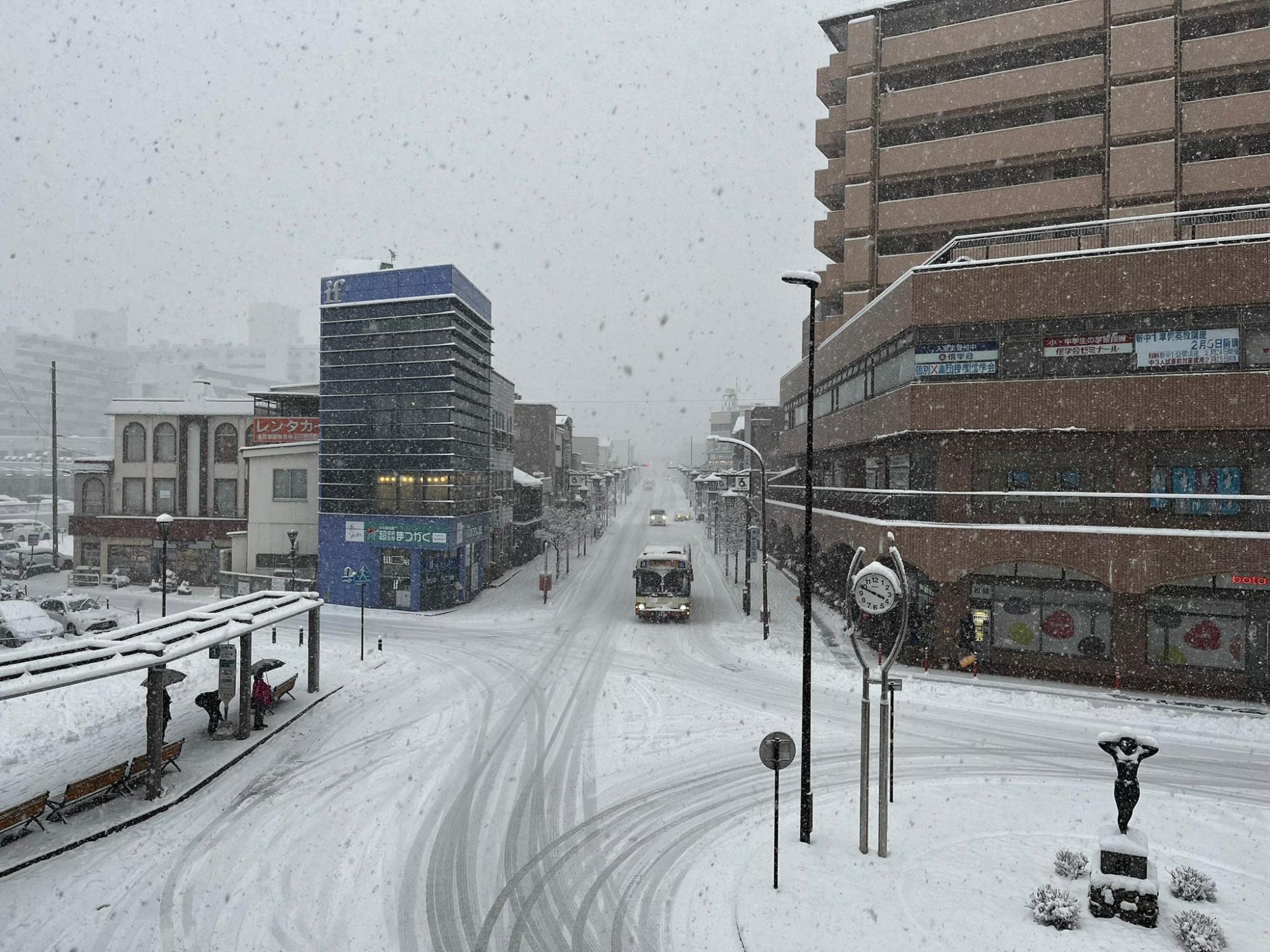 雪がふりしきる須坂駅前ロータリー