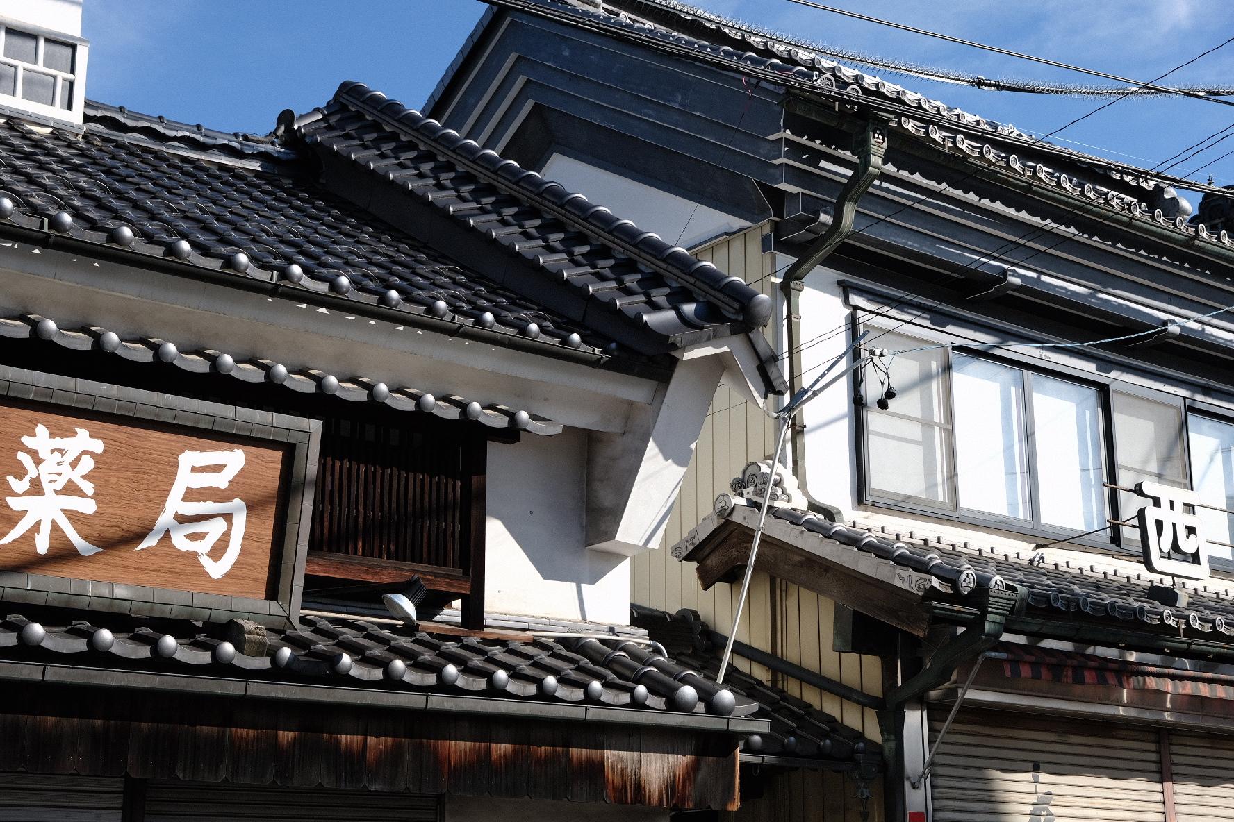 山下薬局の瓦屋根。屋根の端、隣の家屋との境目に「うだつ」があり、山下薬局は栄えていたことが見て取れる。